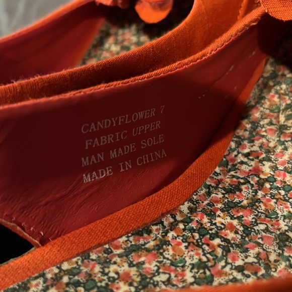 Like new in box size 7 scarlet ruffle wedge - Picture 8 of 11